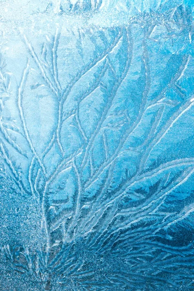 Frosty mönster på transparent bakgrund. Bakgrund ljusblå vinter. Blå bakgrund vacker abstrakt bakgrund. Kallt väder — Stockfoto