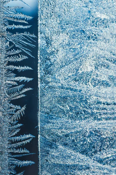 Παγωμένο μοτίβο σε διαφανές φόντο. Μπλε φόντο χειμώνα. Μπλε φόντο όμορφο αφηρημένο φόντο. Κρύο καιρό — Φωτογραφία Αρχείου