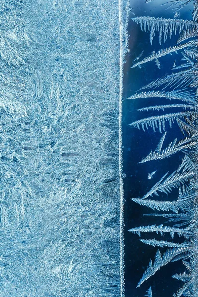 Παγωμένο μοτίβο σε διαφανές φόντο. Μπλε φόντο χειμώνα. Μπλε φόντο όμορφο αφηρημένο φόντο. Κρύο καιρό — Φωτογραφία Αρχείου