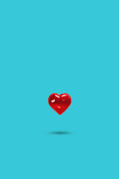 Glas hjärta på en pastell bakgrund, levitation. Symbol för kärlek, minimalism. Begreppet kärlek, Alla hjärtans dag — Stockfoto
