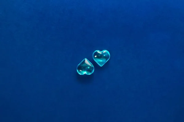 Dvě skleněná modrá srdce na klasickém modrém pozadí. Symbol Lgbtovy lásky, Svatý Valentýn. Minimalismus — Stock fotografie