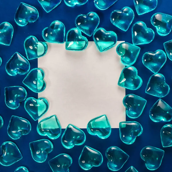 Dia dos Namorados fundo. Fundo azul feito de corações de vidro. Símbolo de amor LGBT — Fotografia de Stock