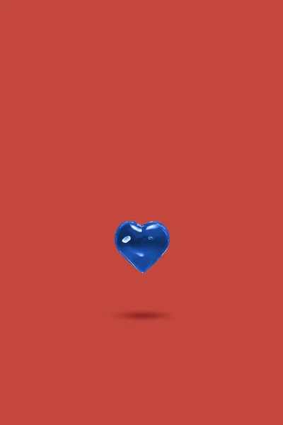 Cuore blu vetro su sfondo pastello, levitazione. Simbolo di amore, minimalismo. Concetto d'amore LGBT, San Valentino — Foto Stock