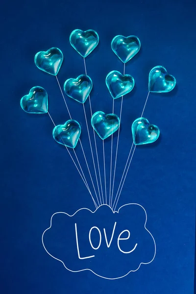 День Святого Валентина фону. Повітряна куля з сердець, написання, слово кохання. Блакитні серця на темно-синьому тлі. Мінімалізм. символ гей любові — стокове фото
