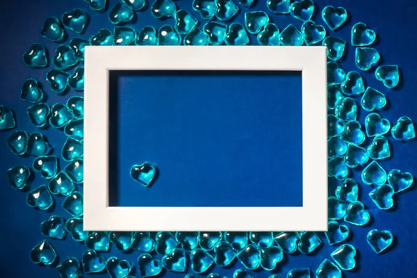 Corações azuis de vidro em um fundo azul clássico. Símbolo do amor gay, São Valentim. Minimalismo — Fotografia de Stock