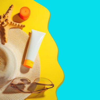 Güneş koruyucu nesneler, güneş kremi. Hasır kadın şapkası, güneş gözlüğü ve koruma kremi, Spf Beach aksesuarları. Yaz Seyahati Konsepti