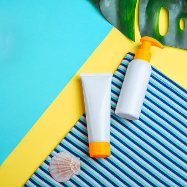 Güneş koruması, güneş kremi ürünleri. Minimum konsept yaz tatili. Düz yatış, doğal kozmetik, krem.