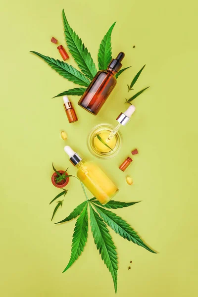 Glass bottles CBD oil, THC tincture , hemp leaves on green background. Flat lay, minimalism. Cosmetics CBD hemp oil — Stock Photo, Image