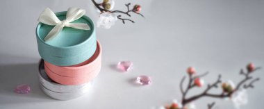 Pastel gölgeli ve çiçekli hediye kutuları. Tebrik kartı konsepti. Anneler Günü için hediye, Uluslararası Kadınlar Günü