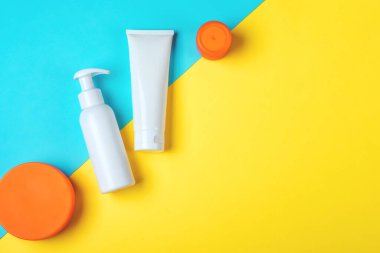 Güneş koruma nesneleri, suscreen. Düz yatış, doğal kozmetik, krem Yüz ve vücut için Spf Yaz Seyahati Konsepti