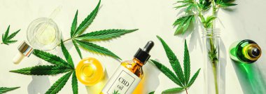 Cbd yağı ile çeşitli cam şişeler, Thc tentür ve kenevir mermer bir arka plan üzerinde yaprakları. Düz yatıyordu, minimalizm. Kozmetik Cbd yağı