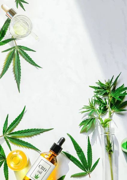 Olika glasflaskor med CBD olja, THC tinktur och marijuana blad på en marmor bakgrund. Platt läggning, minimalism. CBD-olja för kosmetika — Stockfoto