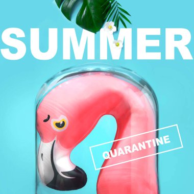 Karantinaya alınan yaz tatilleri iptal edildi. COVID-19 virüs pandemik koronavirüs enfeksiyonu için yaratıcı bir fikir. Üzgün flamingo başlık altında izole