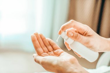 Corona virüsünün önlenmesi için el yıkama jeli ya da antibakteriyel sabunla ovma, koronavirüs yaymayı durdurmak için hijyen..