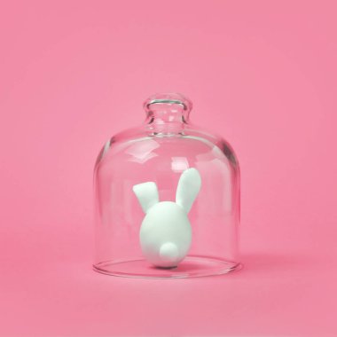 Karantina altındaki Paskalya bayramı iptal edildi. Yaratıcı fikir COVID-19 virüs salgını Coronavirus Paskalya tavşanı izole edildi.