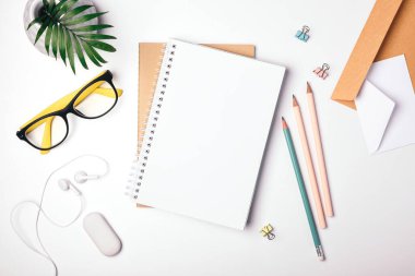 Serbest çalışan işyeri üst görüşü. Evde kal, çalış ve online çalış. Not defteri, kırtasiye. Hafif arkaplan, düz yatış