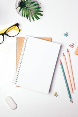 Serbest çalışan işyeri üst görüşü. Evde kal, çalış ve online çalış. Not defteri, kırtasiye. Hafif arkaplan, düz yatış