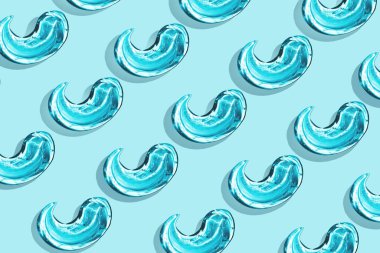 Hyaluronik asit dokusu, serum jeli. Mavi arkaplanda izole edilmiş şeffaf jel lekesi