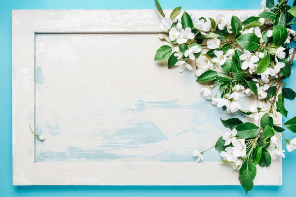 Abstrakter Fruhlingshintergrund Minimale Komposition Fruhlingskonzept Hintergrund Romantischer Blumiger Hintergrund Apfelbaumzweig Auf Einem Holzernen Hintergrund Im Retro Stil Muttertag Einladung Stock Photo 337489986