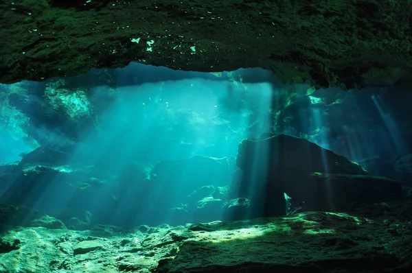 Mysterious cave (Sunbeams penetrate through the waters of Chac mool cave producing mysterious reflections on the surface in the background) — Stock Photo, Image