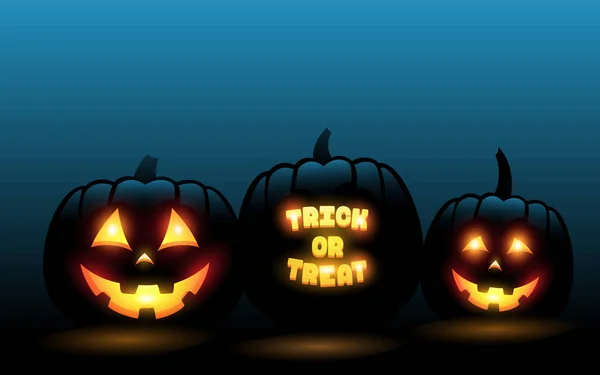 Vector calabazas talladas en frente de fondo de halloween gradiente azul — Vector de stock