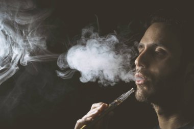 Vaping aygıt veya elektronik sigara tutan 