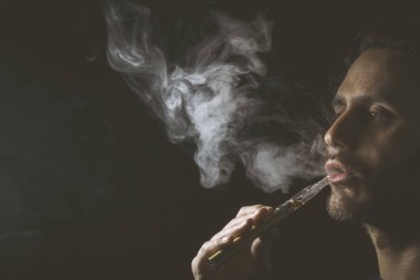 Vaping aygıt veya elektronik sigara tutan 