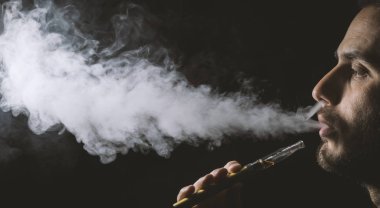 Vaping aygıt veya elektronik sigara tutan 