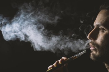 Vaping aygıt veya elektronik sigara tutan 