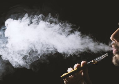 Vaping aygıt veya elektronik sigara tutan 