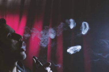 genç adam sigara elektronik sigara veya e cig.