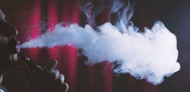 elektronik sigara veya e cig ve vaping bulutlar holding.