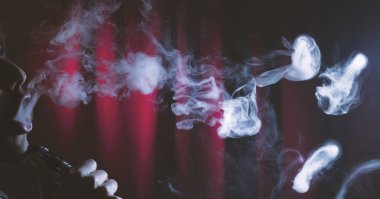 Vaping elektronik sigara aygıt veya e cig genç bir adam tarafından