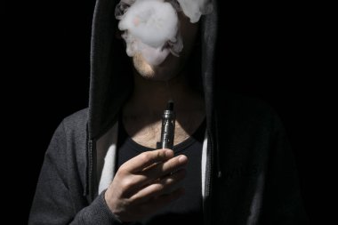 Genç adam vaping elektronik sigara. 