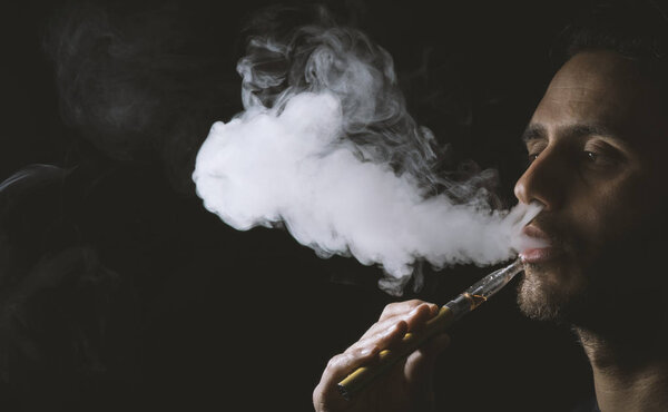 держание vaping устройство или электронная сигарета
 