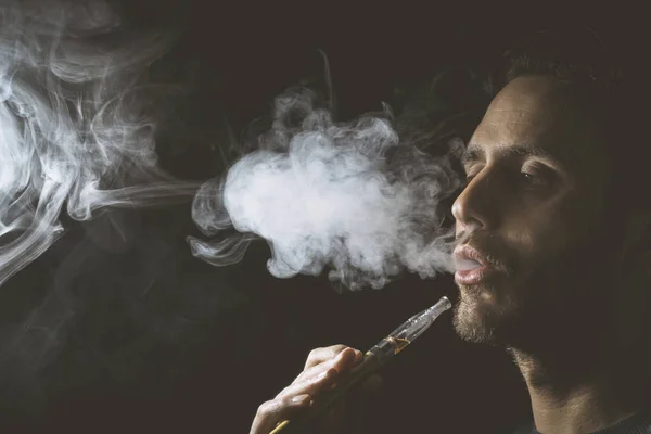 Dampfgerät oder elektronische Zigarette in der Hand halten — Stockfoto