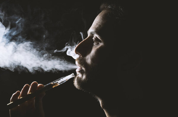 держание vaping устройство или электронная сигарета
 