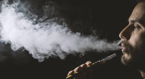Dampfgerät oder elektronische Zigarette in der Hand halten — Stockfoto
