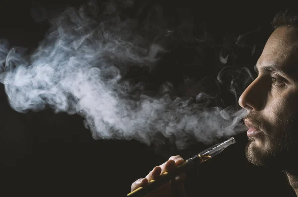 Holding vaping device or electronic cigarette — Stock Photo, Image