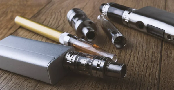 Vape Pen und Dampfgeräte, Mods, Zerstäuber, E-Zigarette — Stockfoto