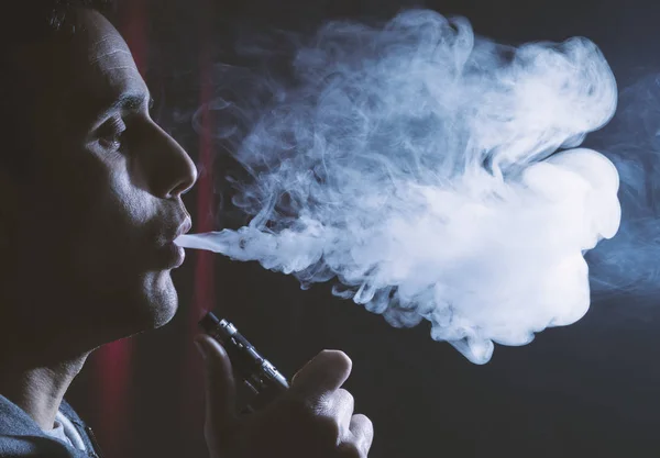 전자 담배 또는 e cig 및 vaping cl을 들고 젊은 사람 — 스톡 사진