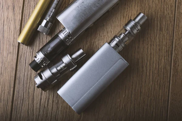 Vaporizzatori a penna e vaporizzatori, mod, atomizzatori, sigaretta elettronica Immagine Stock