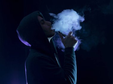 adam vape elektronik sigara duman dolu. 