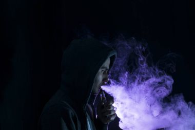 adam vape elektronik sigara duman dolu. 