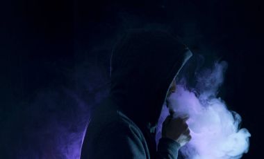 adam vape elektronik sigara duman dolu. 
