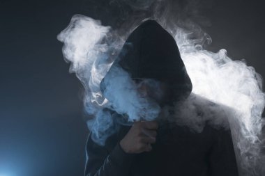 adam vape elektronik sigara duman dolu. 