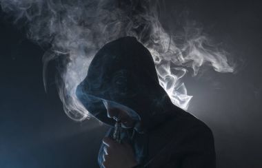 adam vape elektronik sigara duman dolu. 