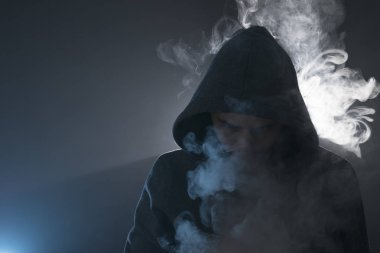 adam vape elektronik sigara duman dolu. 