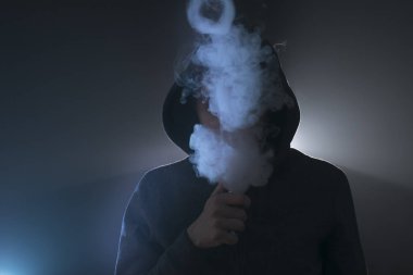 adam vape elektronik sigara duman dolu. 