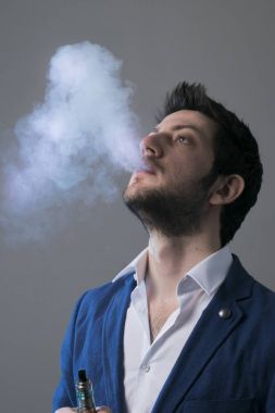 adam vape elektronik sigara duman dolu. 